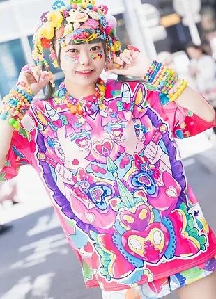 Яскрава яскрава футболка oversize у стилі decora kei та harajuku