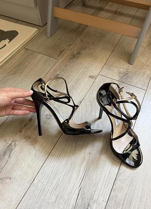 Босоніжки жіночі jimmy choo чорні з лаку 38,5