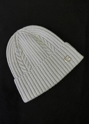 Шапка вʼязана з відворотом декорована лого  guess