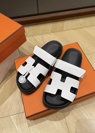 Женские кожаные белые шлёпанцы hermes chypre тапочки гермес на плоской подошве шипры