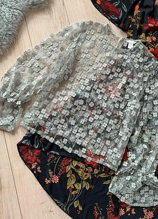 Фисташковая блуза в цветы