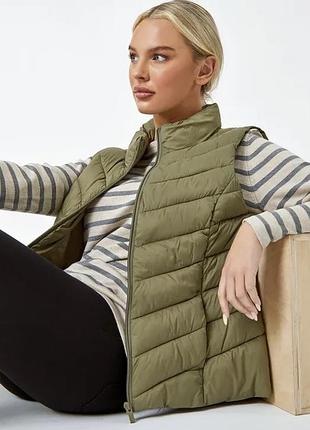 Якісна , ультратонка пухова жилетка, безрукавка marks&spencer, оригінал стан ідеальний  розмір 12 колір - олива без капюшону