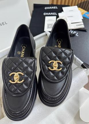 Женские кожаные черные лоферы chanel на плоской подошве с золотым логотипом шанель