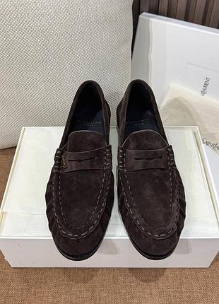Женские коричневые замшевые лоферы ysl saint laurent le loafer с тисненым логотипом ysl