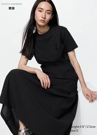 Футболка чорна з квіткою uniqlo та сесілі бансен в розмірі м