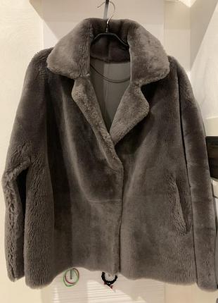 Massimo dutti шикарна дублянка з високоякісної овчини, дуже легка та тепла в насиченому темно сірому відтінку