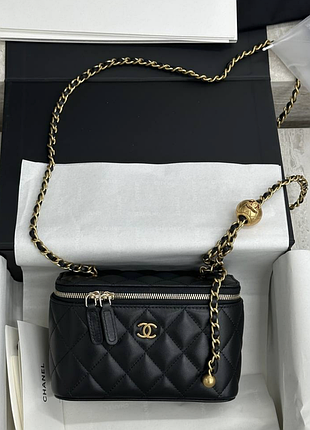 Черная кожаная стёганая сумка chanel vanity с золотой цепочкой — мини-сумка шанель через плечо