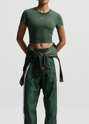 Зелена кроп футболка nike sportswear chill knit cropped