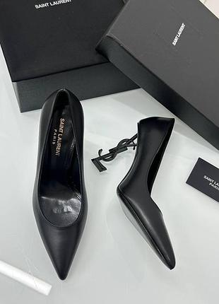 Жіночі чорні шкіряні туфлі ysl opyum pumps на фігурному чорному підборі туфлі ів сен лоран yves saint laurent