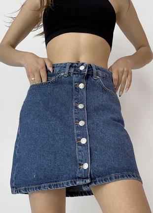 Стильна актуальна синя джинсова спідниця на ґудзиках від бренду denim
