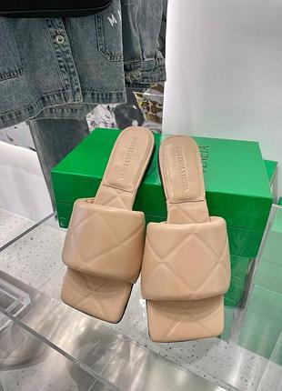 Женские бежевые стеганые шлепанцы боттега венета lido bottega veneta сланцы шлепки кожаные тапочки