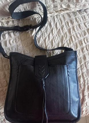 Женская черная кожаная сумка через плечо crossbody из фактурной кожи на молнии и центральным клапаном с магнитной кнопкой, с  внешним карманом next.