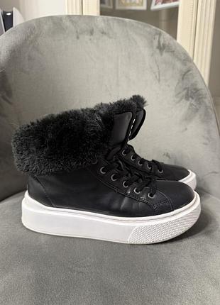 Продаю кросівки guess 5
