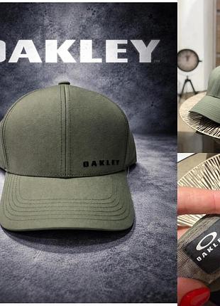 Кепка від бренду oakley