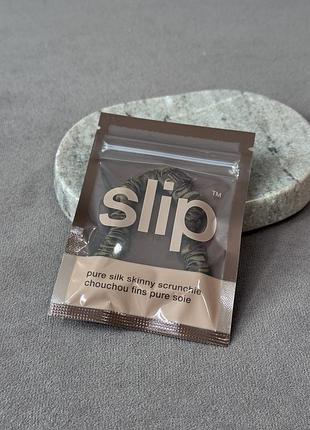 Шовкова тонка резинка для волосся темно-коричнева slip back to basics dark brown skinny scrunchie 1 шт