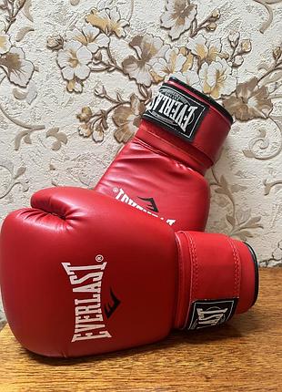 Продам боксерські спарингові рукавички everlast штучна шкіра  розмір 10-oz  колір червоний.  без стороннього запаху. були у використанні місяць.