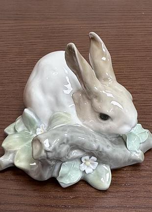 Фарфоровая статуэтка lladro «обедающий зайчик».