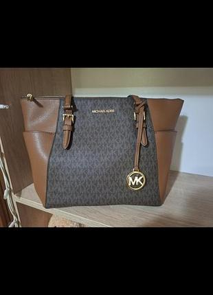 Продам оригінальну сумку michael kors у стильному класичному дизайні.