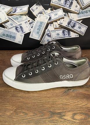 Кеди g-star raw , чоловічі,дуже гарні та зручні , мають темно сірий колір, розмір 44 , розмір устілки 28/28,5 сантиметрів.
