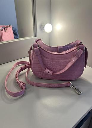Жіноча сумка zara кросбоді — рожева з тисненням під крокодила
