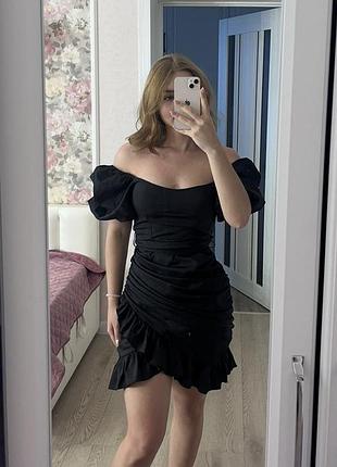 Чорна сукня prettylittlething зі зборками та об’ємними рукавами