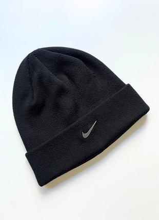 Шапка чорна з відворотом декорована металевим лого  nike