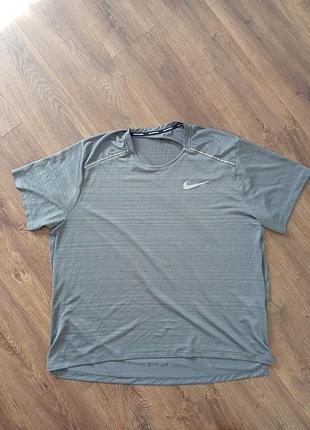 Брендова футболка nike.
