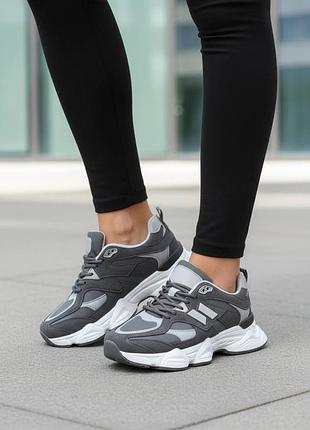 Женские кроссовки