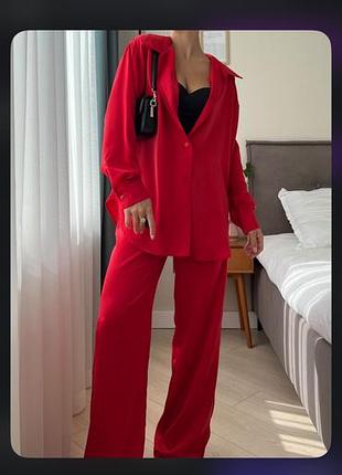 Новий атласний костюм червоного кольору
