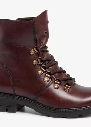 Жіночі черевики з шнурівкою.