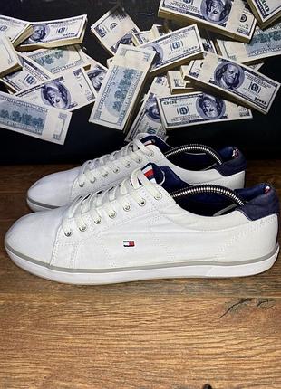 Кеди tommy hilfiger , чоловічі, мають білий колір, розмір 43 , розмір устілки 27 сантиметрів.