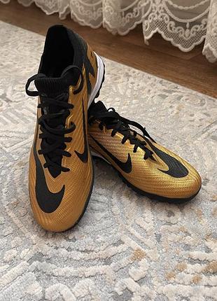 Сороканіжки nike унісекс золото з чорним