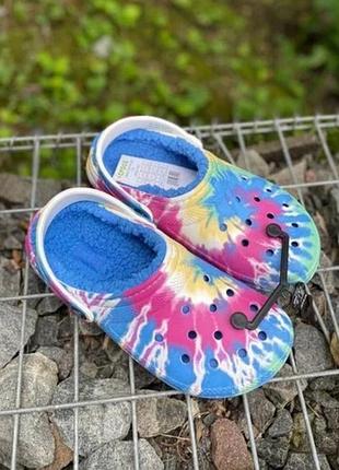 Оригінальні утеплені крокси crocs classic lined tie dye clog сині утеплені з хутром