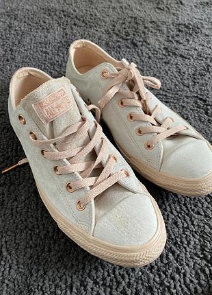 Замшеві  низькі жіночі кеди бренду converse у ніжному пудровому відтінку з фурнітурою кольору рожевого золота