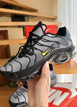 Nike air max plus tn унісекс, чорно-сірі з жовтим swoosh, нові, оригінальний стиль, з коробкою