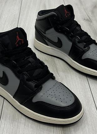 Підліткові кросівки nike air jordan 1 mid shadow red gs (25 см)