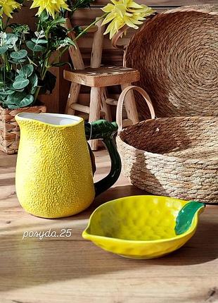 Тарелка и кувшин лимон