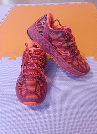 Шикарные, фирменные кроссовки saucony (оригинал) сток. в отличном состоянии. размер 37, но подойдут на ногу 23.5.