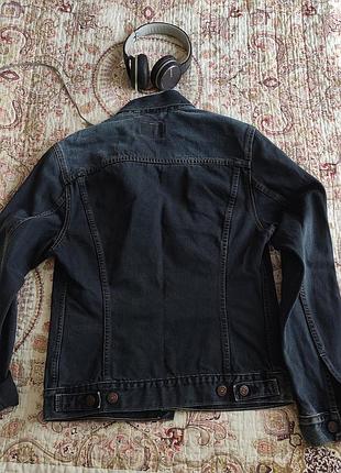 Фирменная джинсовая куртка levis. 2
