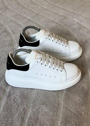 Стильные белые кеды alexander mcqueen oversized с черными замшевыми вставками на задниках и массивной резиновой подошвой, мужские кеды размер 40