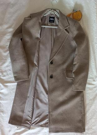 Стильное классическое пальто zara бежево-серого оттенка (размер l / m)