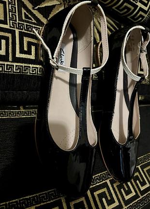 Лакові туфлі clarks, стиль мері джейн.