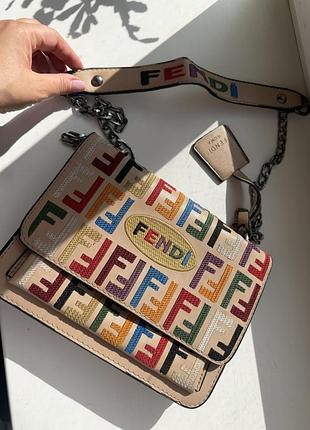 Нюдова сумочка fendi