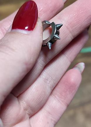 Сережка клипса серебристая шипы 3