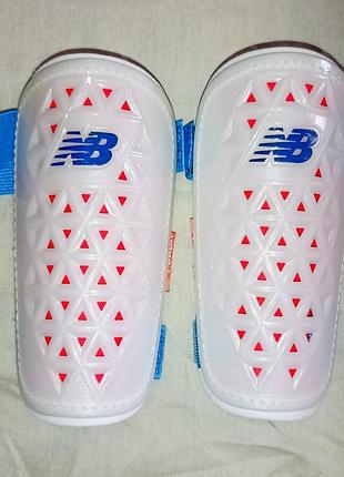 Детские, футбольные щитки new balance