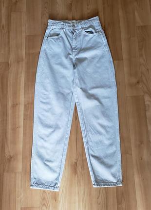 Светло-голубые джинсы мом mango (размер eur 34 / xs)
