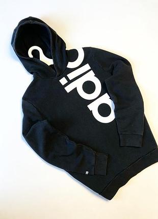 Стильный спортивный худи от adidas в классическом черном цвете 
удобная модель с капюшоном и крупным контрастным белым логотипом бренда спереди.