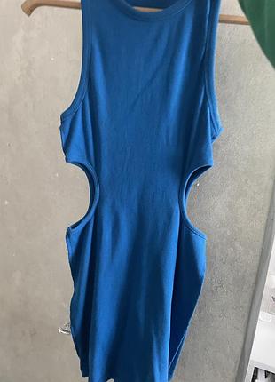 Стильне плаття темно-блакитного кольору від zara з вирізами по боках. має гарний та незвичайний вигляд, чудово підійде для вечірки, свята