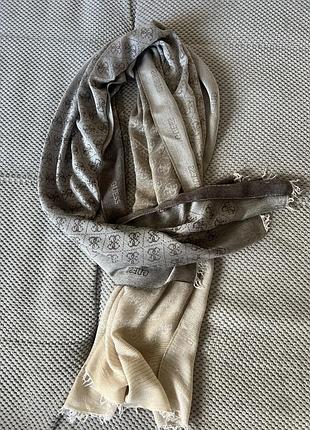 Коричнево-бежевий шарф-палантин бренду guess з віскози, прикрашений фірмовим геометричним принтом та логотипами