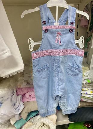 Дитячий джинсовий напівкомбінезон з рожевою обробкою 🎀 для дівчаток розмір 62 c&a — 188 грн